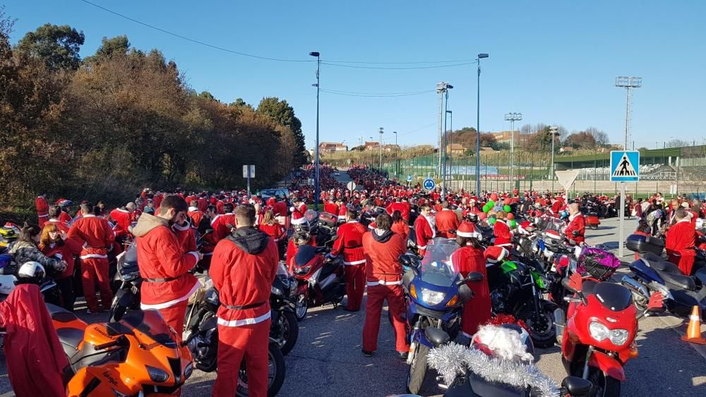 Un año más los papanoeles recorren las calles de Vigo, en un evento organizado por Moto Club Galicia y Revista Motera