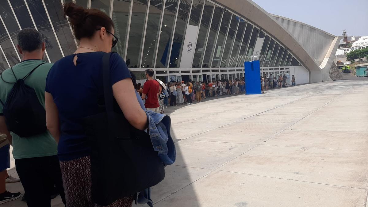 Colas en el Recinto Ferial de Santa Cruz de Tenerife por unas opsiciones al Ayuntamiento de La Laguna