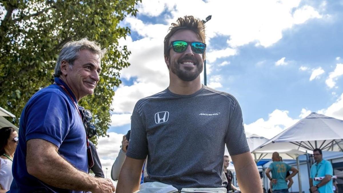 Fernando Alonso junto a Carlos Sainz en el parque de garajes del circuito Albert Park en Melbourne