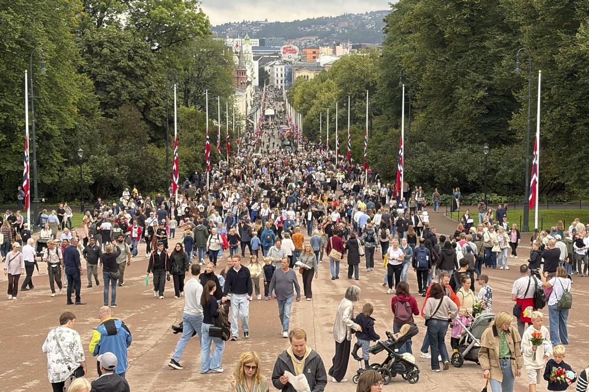 Una multitud pasea por la avenida Karl Johans gate en Oslo, este sábado, un día después del fallecimiento del rey Harald V de Noruega.