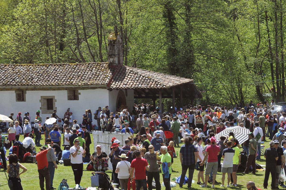Participantes en una edición reciente de la romería de La Flor.