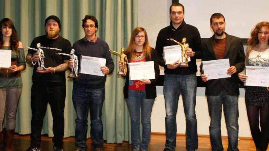 Los ganadores y finalistas de las diferentes categorías del I Festival de Cine Arqueológico de Castilla y León, celebrado este fin de semana en Zamora, con sus respectivos trofeos y diplomas.