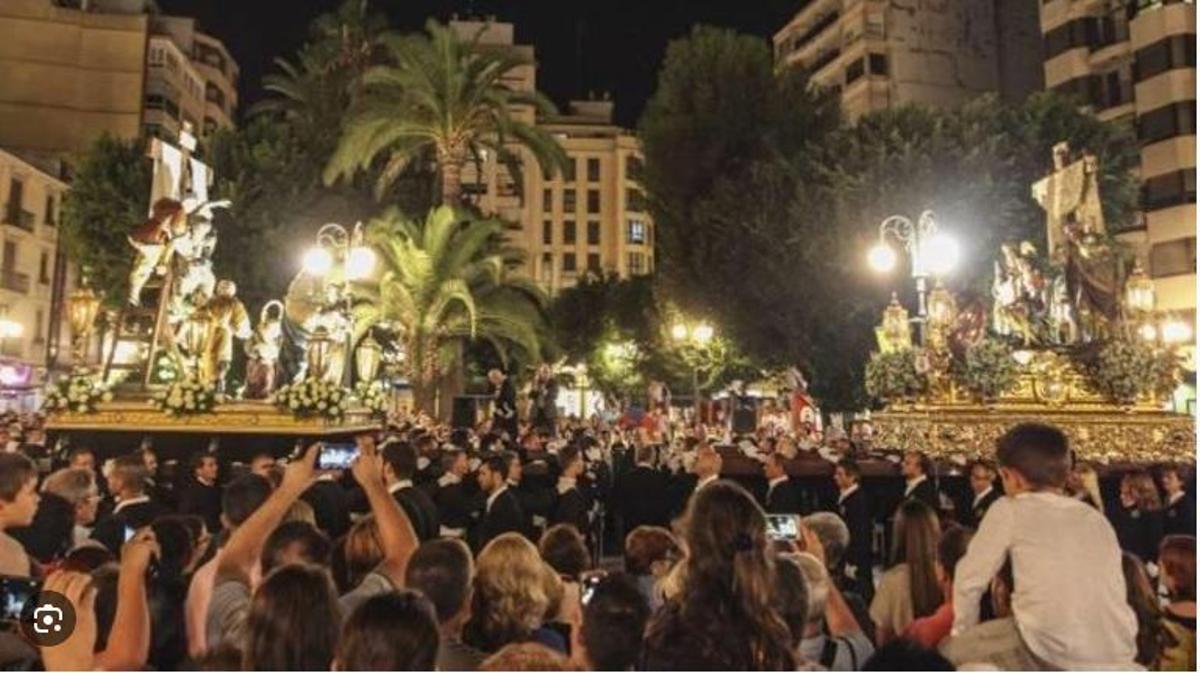Encuentro de las imágenes del Devallament y la Dolorosa en una imagen de archivo.