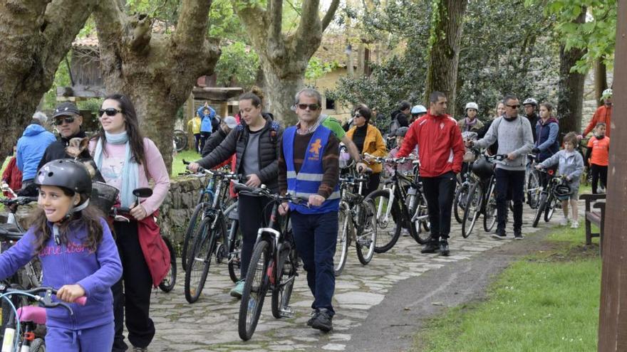 Participantes en la fiesta ciclista.