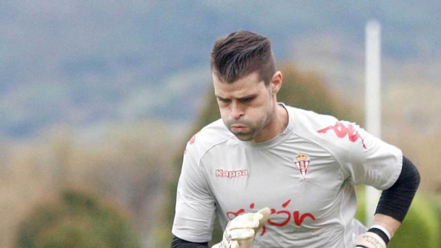 Cuéllar, durante el entrenamiento de ayer en Mareo.