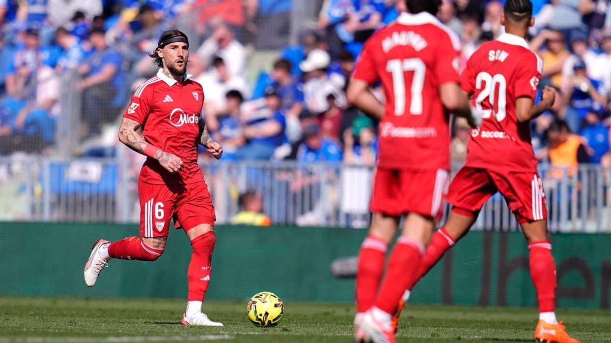Nemanja Gudelj corre con el balón durante el partido de LaLiga EA Sports, disputado entre el Getafe CF y el Sevilla FC en el estadio Coliseum