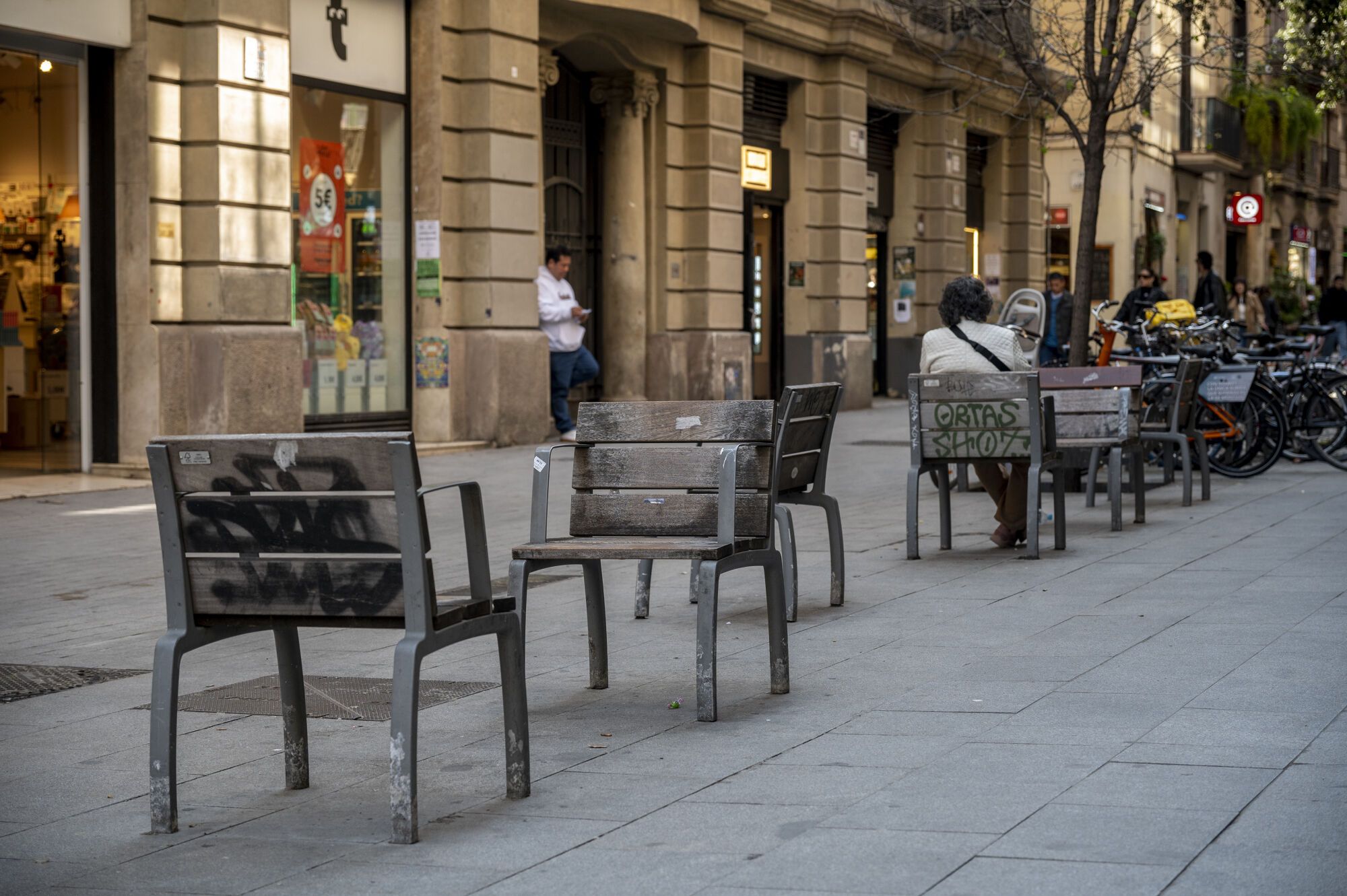 Barcelona diversifica el mobiliario en sus calles: bancos, sillas, tumbonas y mucho más