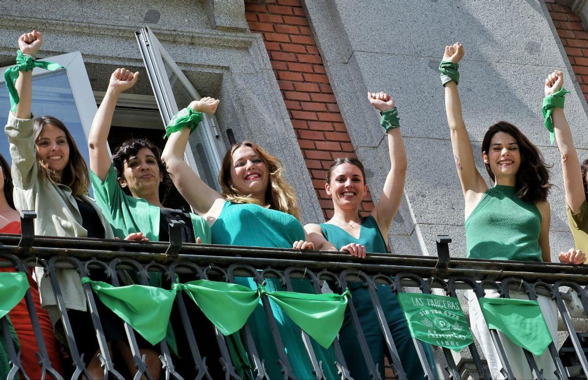 La ministra de Igualdad, Irene Montero, junto a la secretaria de Estado de Igualdad y contra la Violencia de Género, Ángela Rodríguez, y la directora del Instituto de las Mujeres, Toni Morillas, el día en que se aprobó en el Consejo de Ministros el anteproyecto de reforma de la ley del aborto