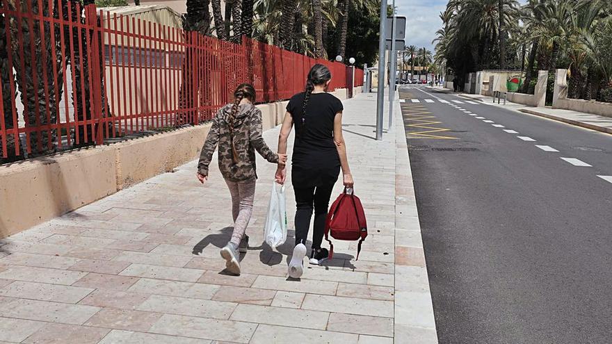 Las dos aceras de la calle Nuestra Señora de la Cabeza; a la izquierda, el lado de baldosas de piedra natural y a la derecha, el hormigón rugoso. | ANTONIO AMORÓS