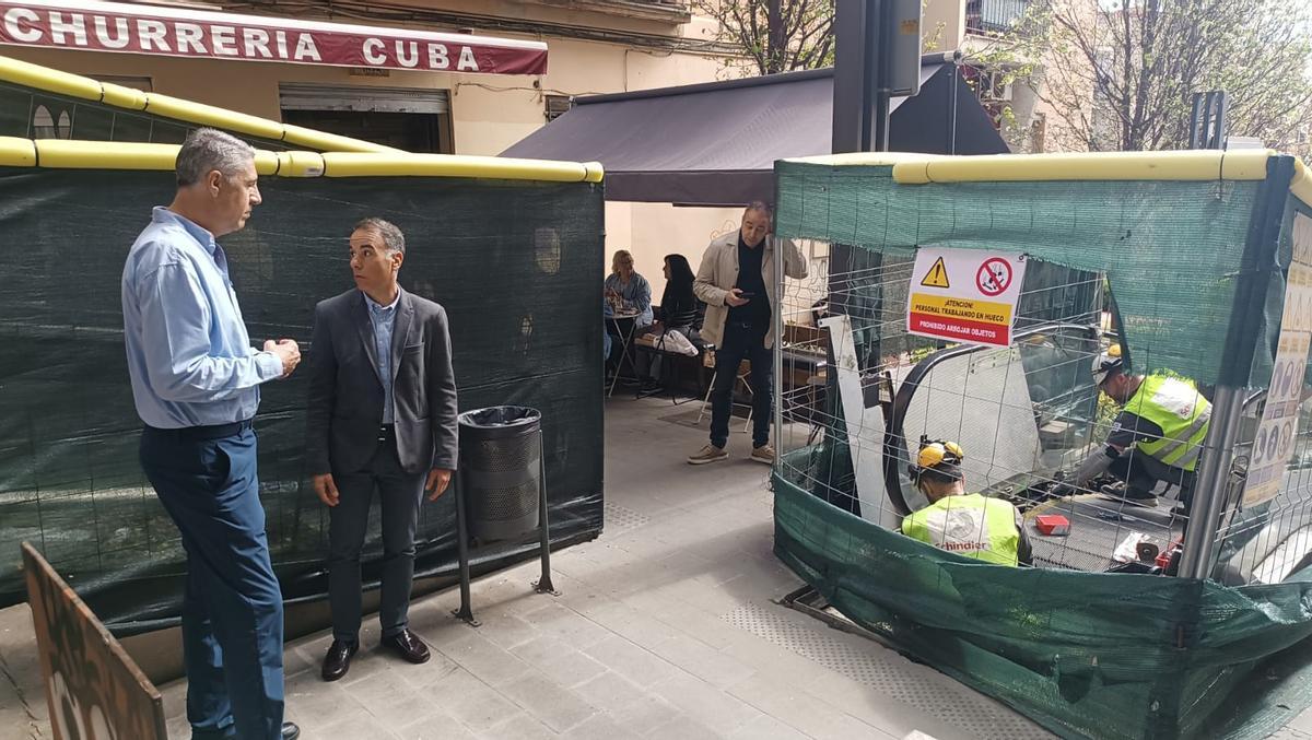 El alcalde Albiol y el teniente de Alcaldía Daniel Gracia, ante las obras de la rampa mecánica de la calle Cuba de Badalona