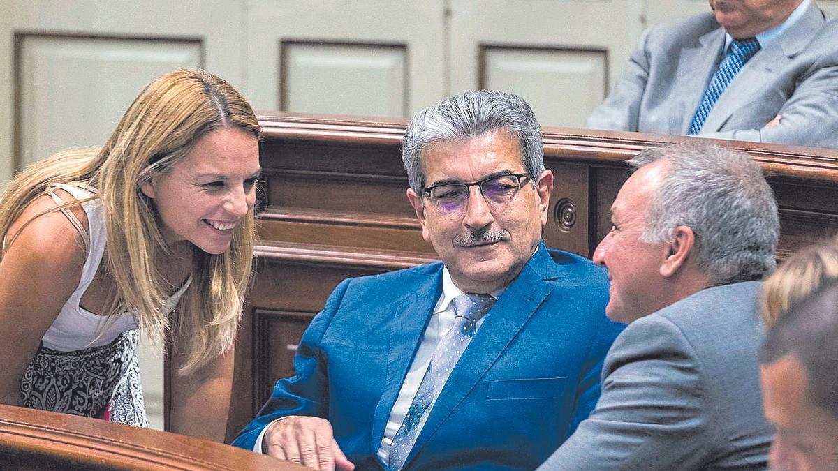 Noemí Santana con Román Rodríguez (c) en el Parlamento canario.
