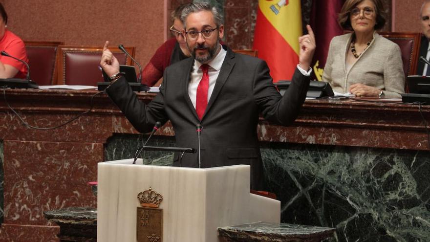 Víctor Martínez, en la Asamblea Regional.