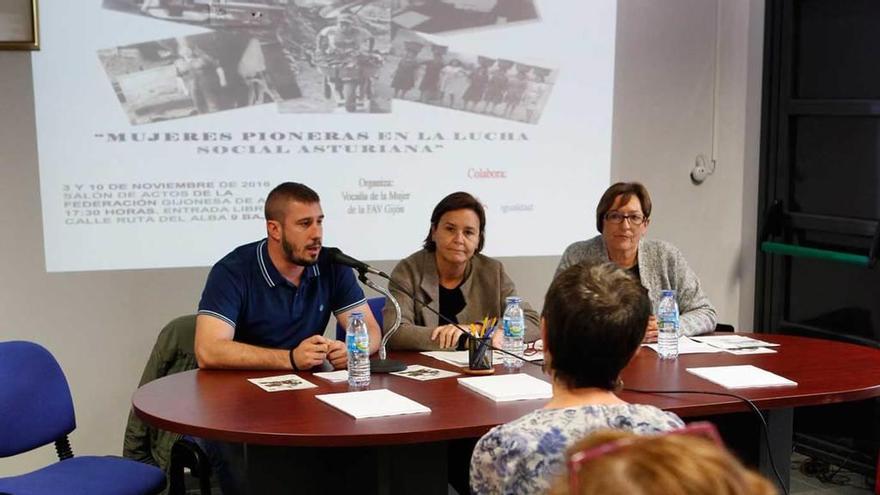 La Alcaldesa, en el centro, durante la celebración de las jornadas organizadas por la Federación de Vecinos.