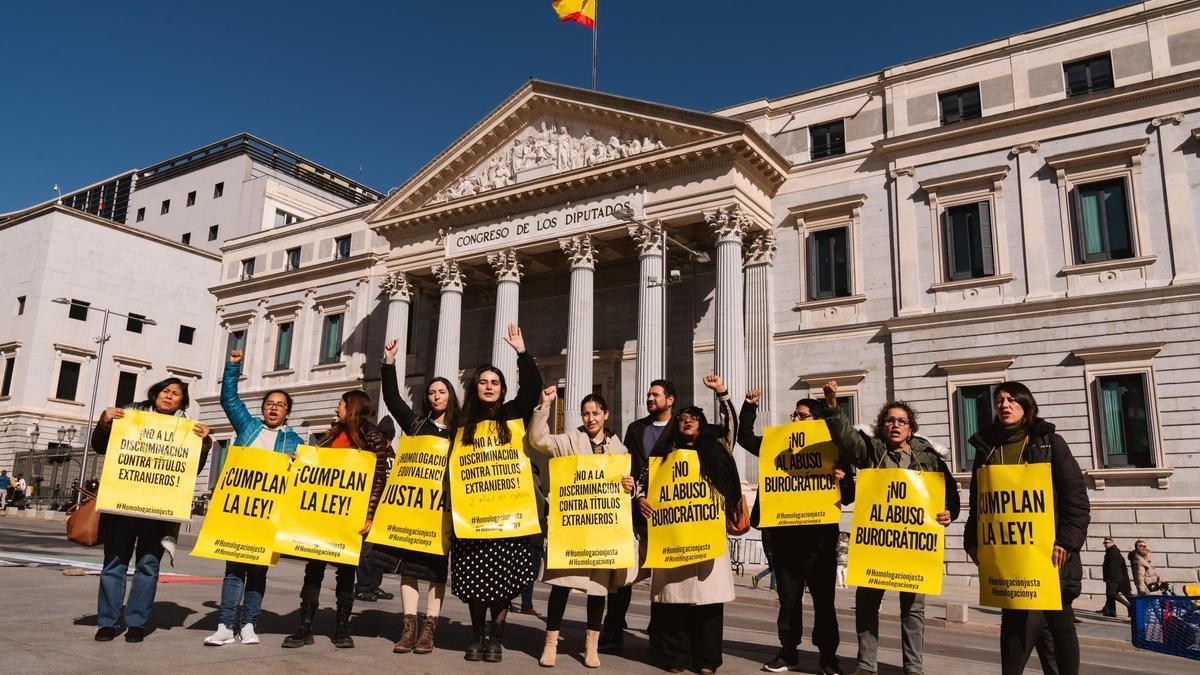 Sanitarios migrantes se manifiestan ante el Congreso.