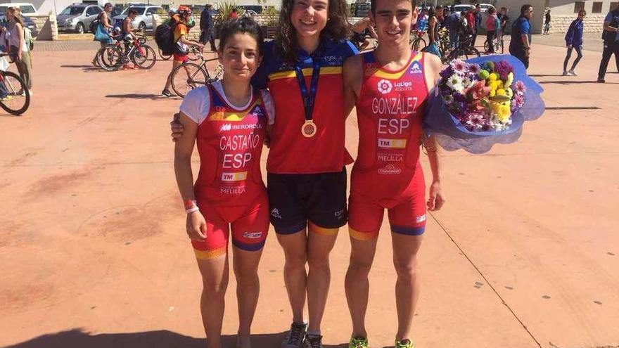 Iria Rodríguez, en el centro, junto a sus compañeros de selección Inés Castaño y Jorge González. // FdV