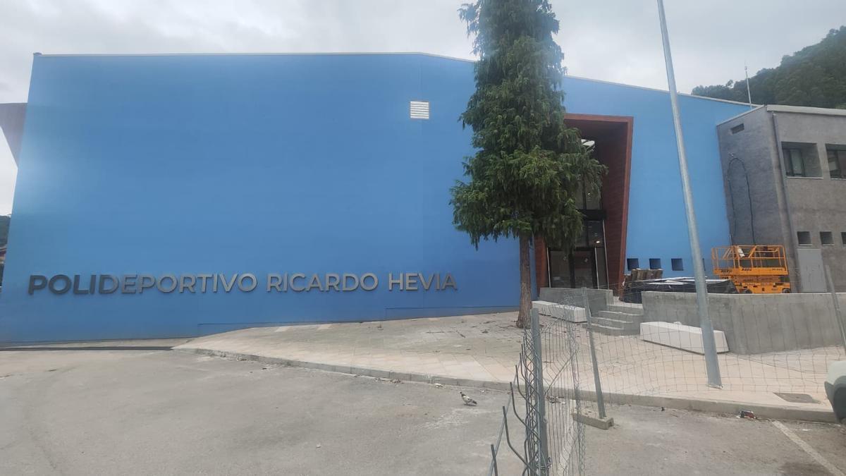 Nueva fachada del polideportivo de Oñón, con su nuevo nombre, "Ricardo Hevia".