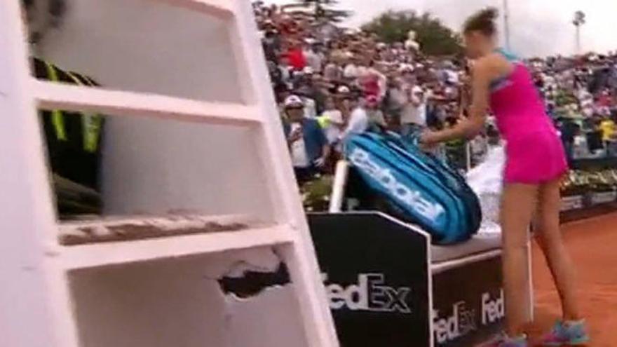 Karolina Pliskova recoge tras abrir un boquete en la silla del juez árbitro