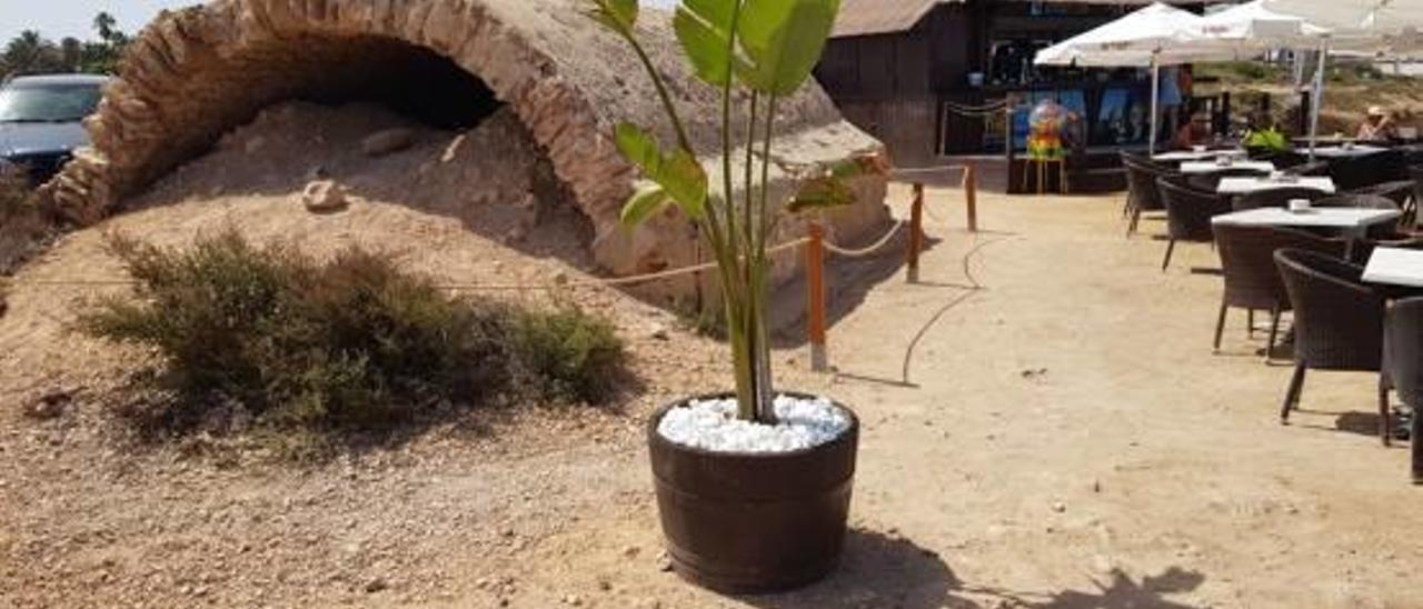 El chiringuito de Punta Prima ha retirado las sillas de los restos arqueológicos y ha ubicado un cordón protector.