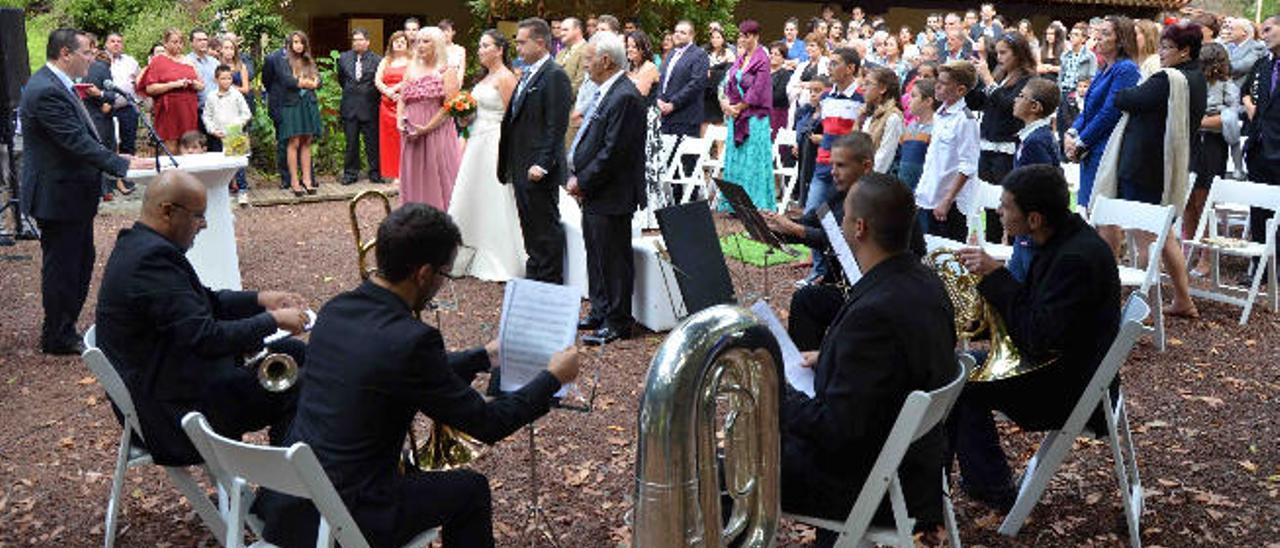 Boda civil celebrada en el Bosque de los Tilos.