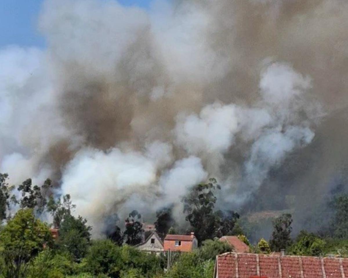 La columna de humo es visible desde numerosos puntos de la comarca.