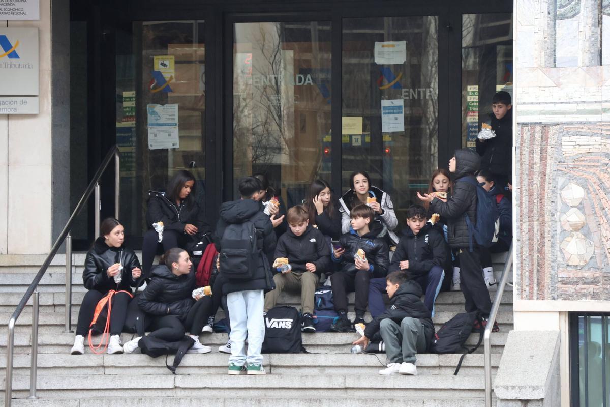 La Operación Bocata se ha celebrado un año más en Zamora con un balance muy positivo, demostrando que la solidaridad de los zamoranos está por encima de las inclemencias meteorológicas.