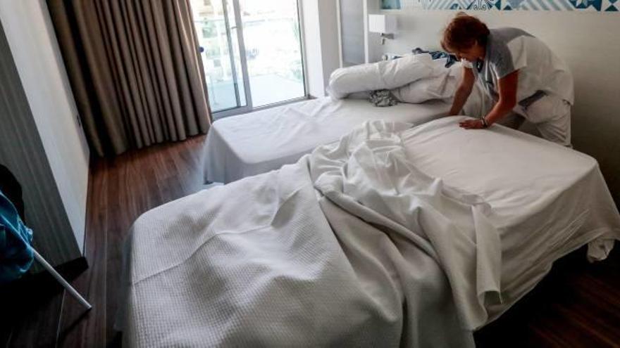 Las camareras de piso de los hoteles han denunciado que la externalización del servicio crea una importante merma en sus sueldos.