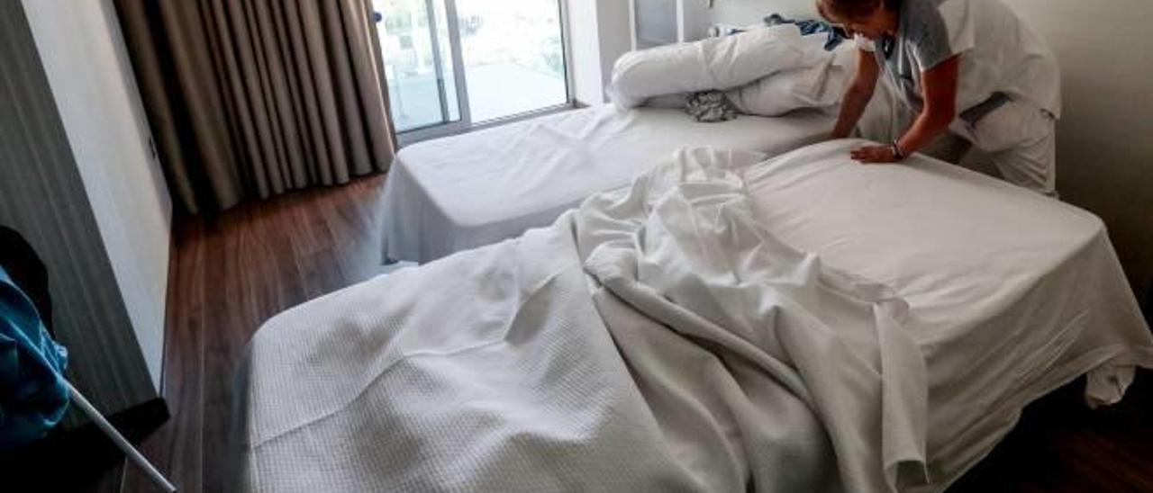 Las camareras de piso de los hoteles han denunciado que la externalización del servicio crea una importante merma en sus sueldos.