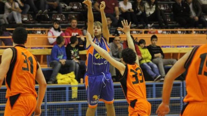 Gerard Ballell, del Grupo INEC Queso Zamorano, lanza a canasta en el partido jugado ayer en el Ángel Nieto.