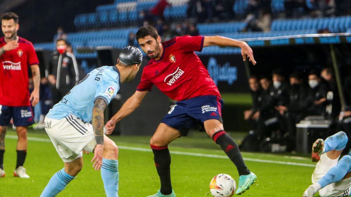 Cote, con el Osasuna, en un partido contra el Celta. En el círculo, Carrillo. | Efe / Santos Laguna