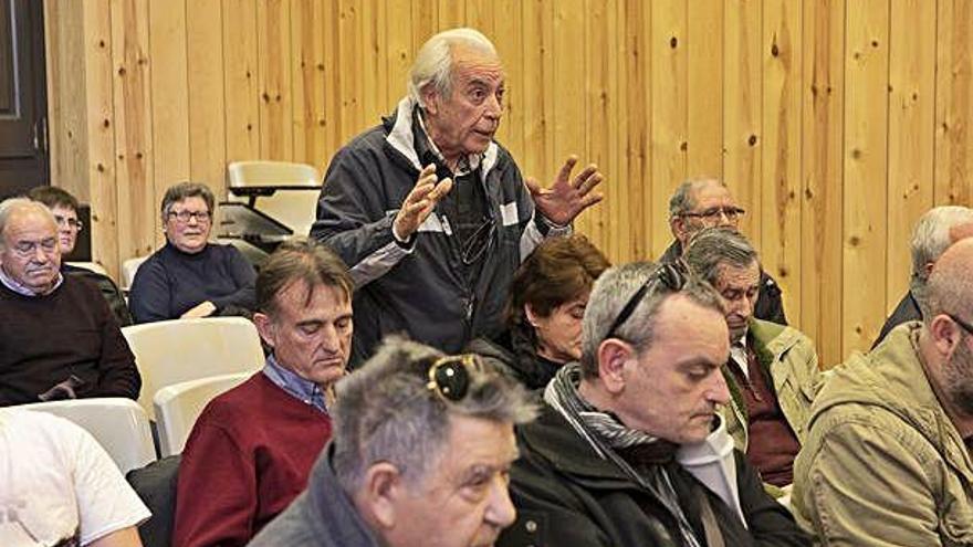 Un assistent al ple intervé per protestar.