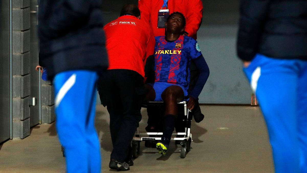 Oshoala se retira lesionada en el campo del Hoffenheim.