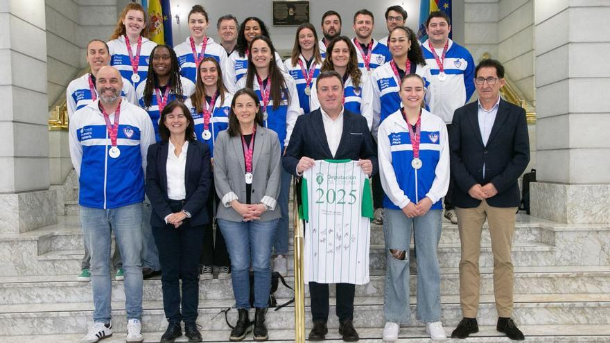 La plantilla del Baxi Ferrol, en la recepción en la sede de la Diputación de A Coruña. | LOC
