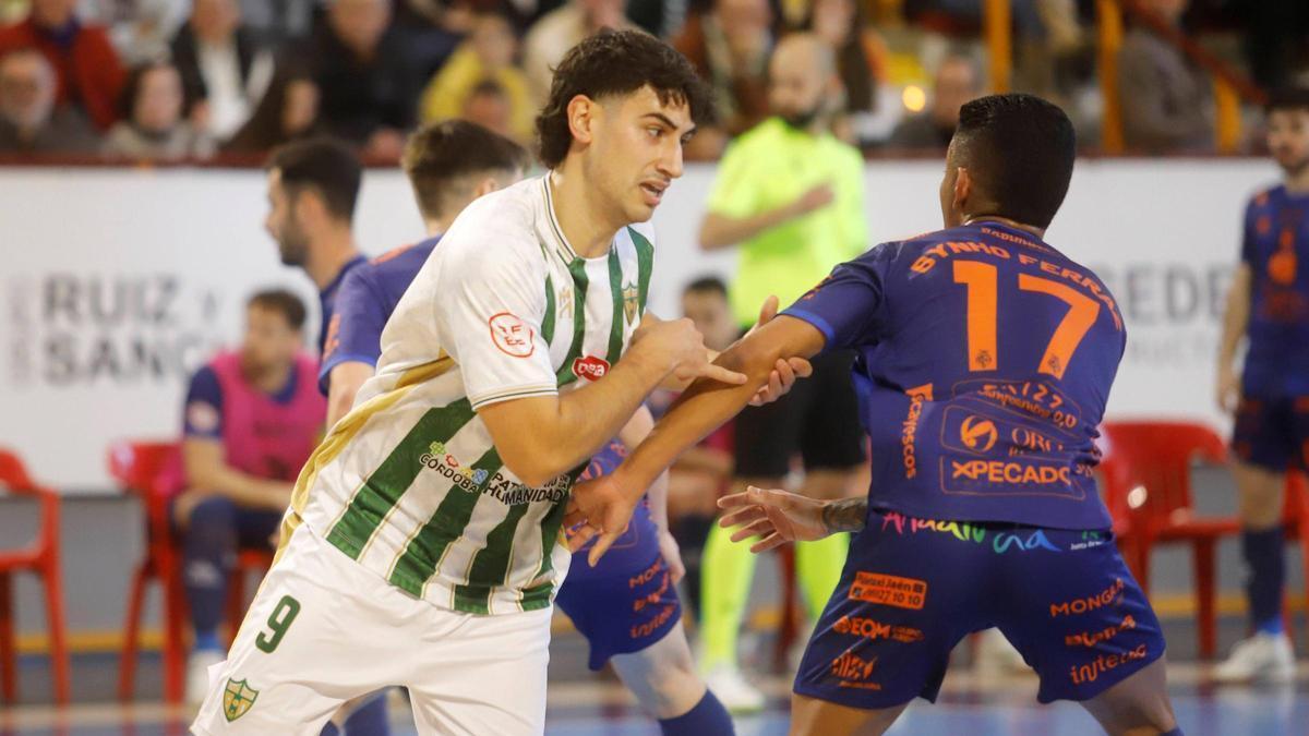 Tomás Pescio, a la izquierda, en un partido de la temporada 25-26.