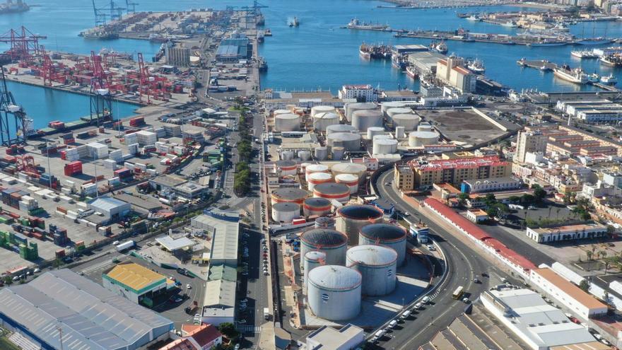 Imagen aérea de una de las zonas donde se ubican algunas de las empresas petrolíferas en el Puerto de La Luz. | | LP/DLP