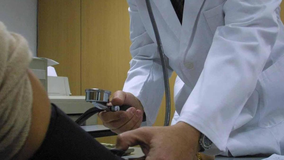 Un médico atiende a un paciente.