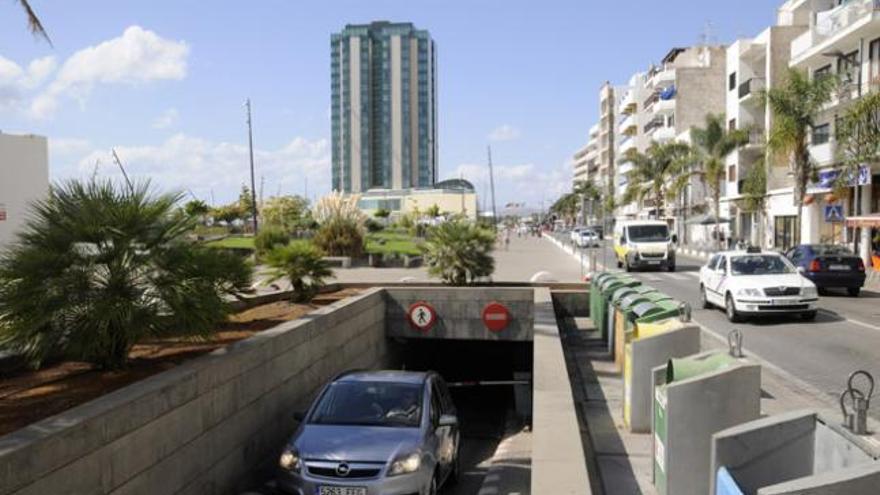 Salida del aparcamiento del parque Islas Canarias. i  JAVIER FUENTES