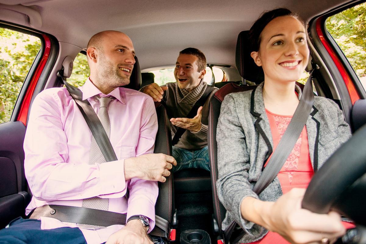 Fotografía facilitada por BlaBlaCar de tres pasajeros que comparten un viaje en coche. 