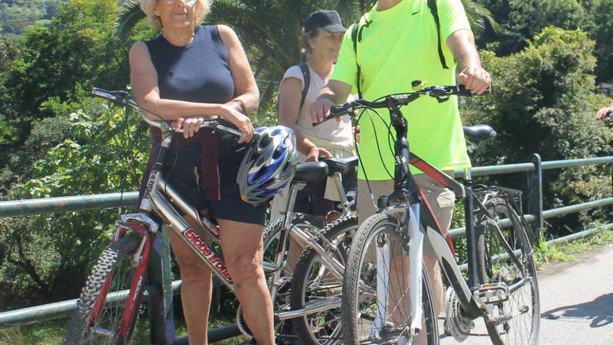 Manuela Carmena durante su recorrido, ayer, por la Senda del Oso.