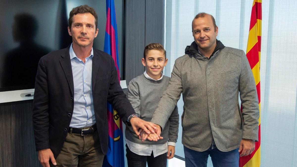 Este es el momento en que Fermín firmó su primer contrato profesional con el Barça para saltar del Cadete A al Juvenil B