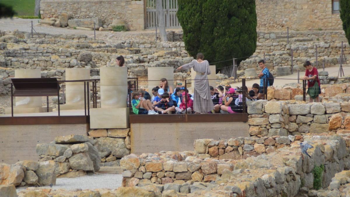 Imatge d&#039;arxiu d&#039;una visita guiada a Empúries.