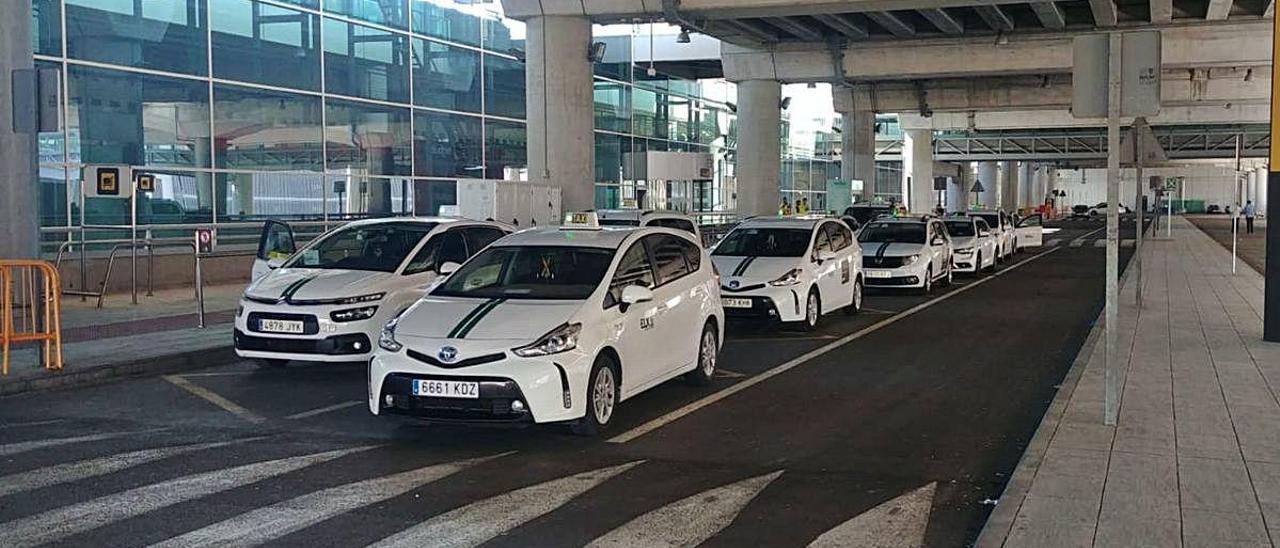 Los taxis de Elche esperan que la reactivación de El Altet traiga oxígeno al sector