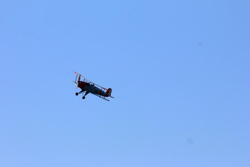 Cazas turcos, el F18 del Ejército del Aire, Vampir, Bucker, las unidades del Aeroclub de Málaga, la Patrulla Plus Ultra, el helicóptero del Cuerpo Nacional de Policía, una unidad de Jorge Macías, los Canadair o la Patrulla Aspa vuelan este domingo