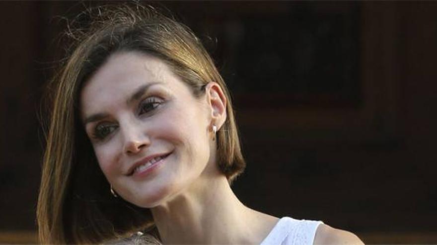 Letizia sorprende en Marivent con unos llamativos pendientes con forma de cuerno