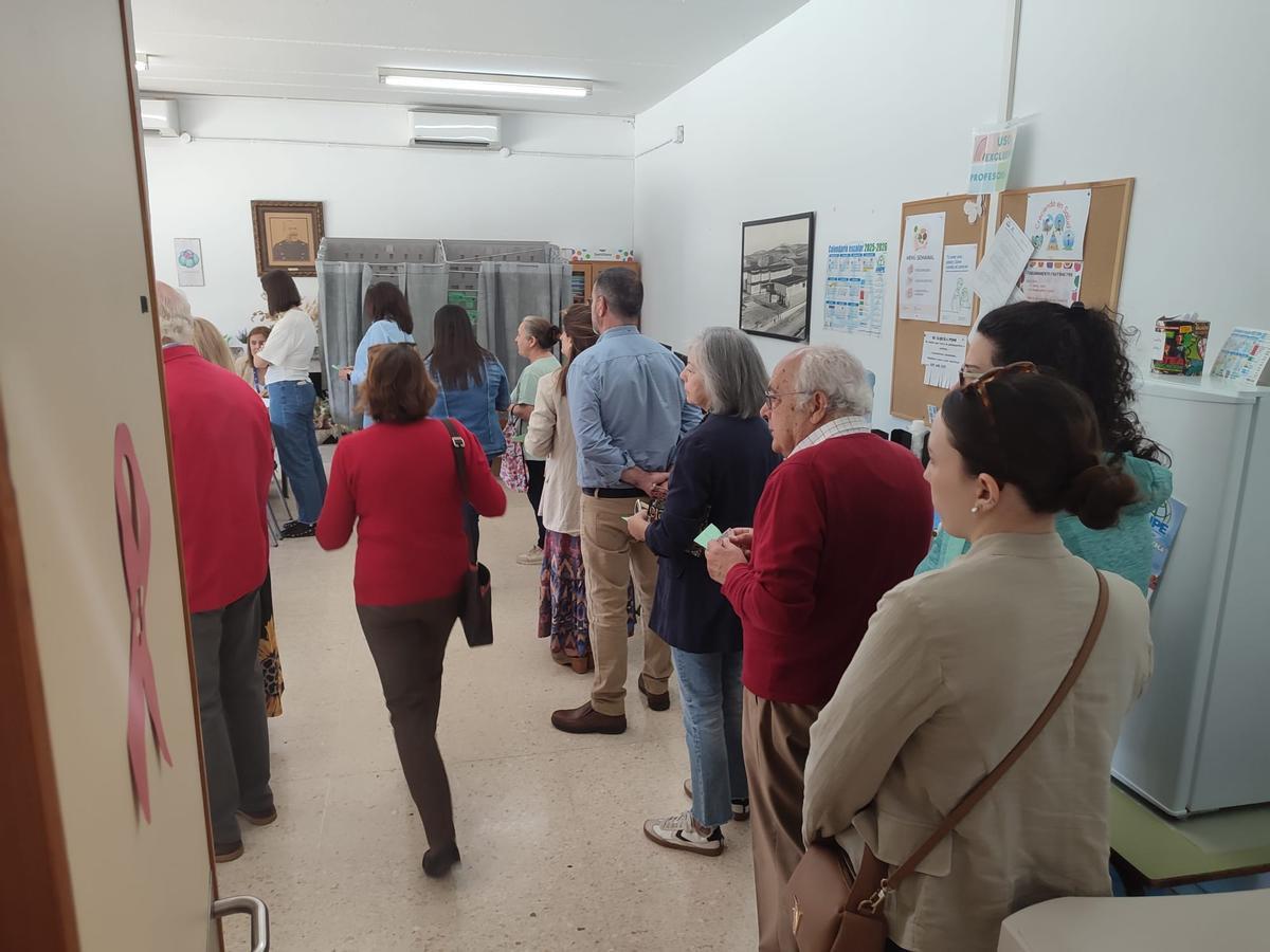 Cola de votantes a mediodía en uno de los colegios electorales de Baena.