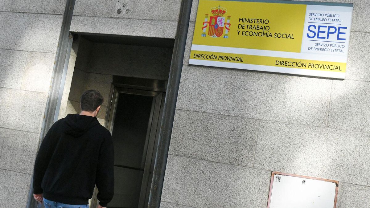Persona entrando en unas oficinas del SEPE.
