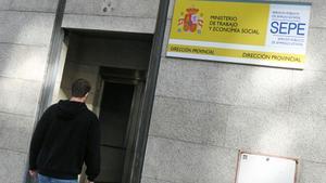 El SEPE et pot retirar el subsidi per a majors de 52 anys per tenir diners estalviats