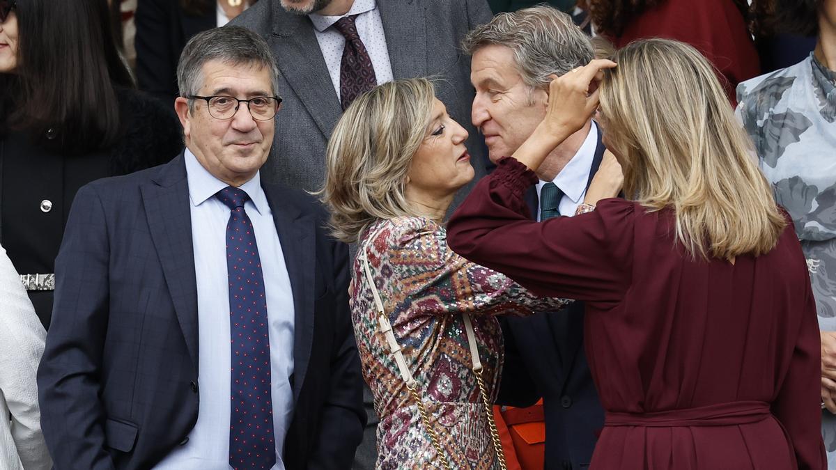 Políticos y autoridades esperan inicio desfile 12-O a pies de tribuna