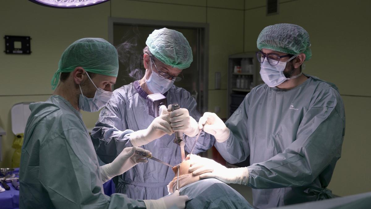 Cirujanos haciendo una operación de prótesis de rodilla en el Hospital de Viladecans (Barcelona)