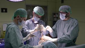 Cirujanos haciendo una operación de prótesis de rodilla en el Hospital de Viladecans.