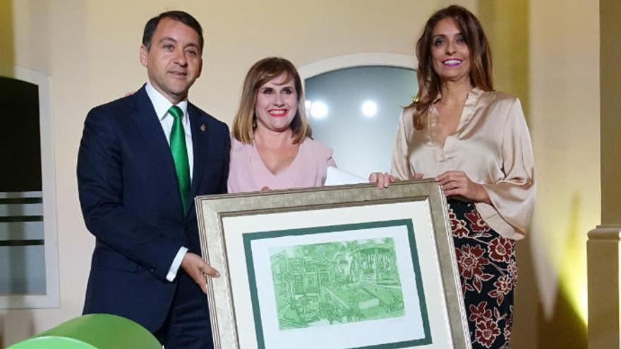 El alcalde y la concejala de Fiestas regalaron un cuadro a la pregonera, Puchi Méndez.